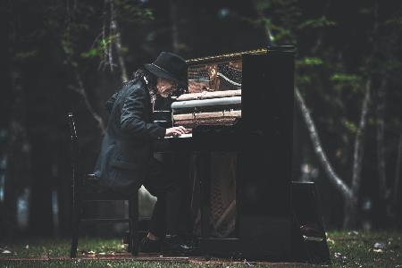 Klavier spielen im Wald