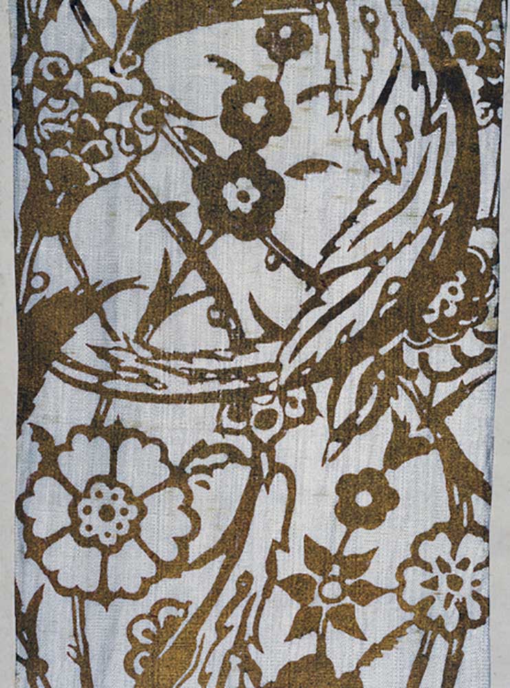 Weißer Stoff mit Blumendekor in Gold gedruckt, nach 1910 von Mariano Fortuny y Madrazo