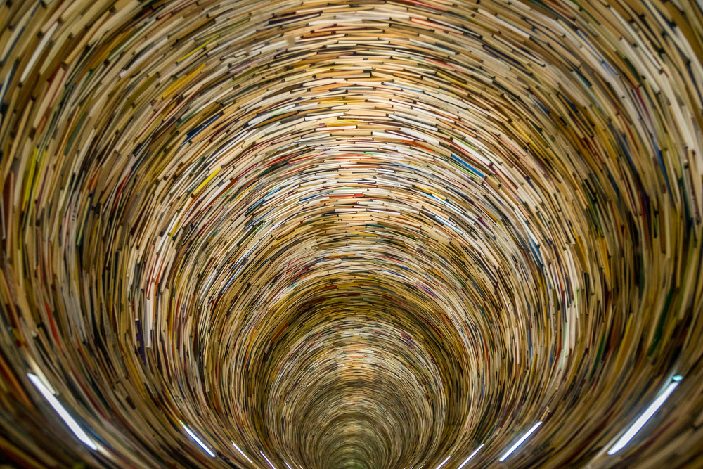 Tunnel voller Bücher von Mario Horvat