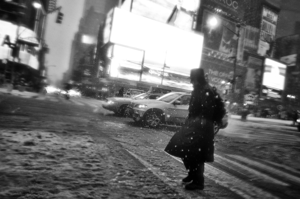 New York Walker in Blizzard von Martin Froyda