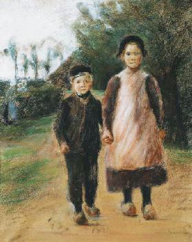 Junge und Mädchen auf der Dorfstrasse