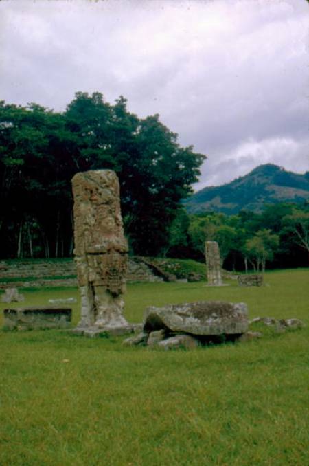 Stele in forecourt of Central Plaza von Mayan