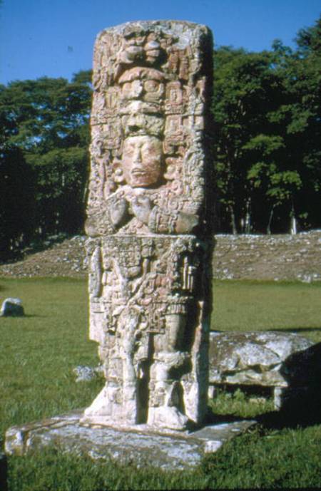 Stele of King in Grand Plaza von Mayan