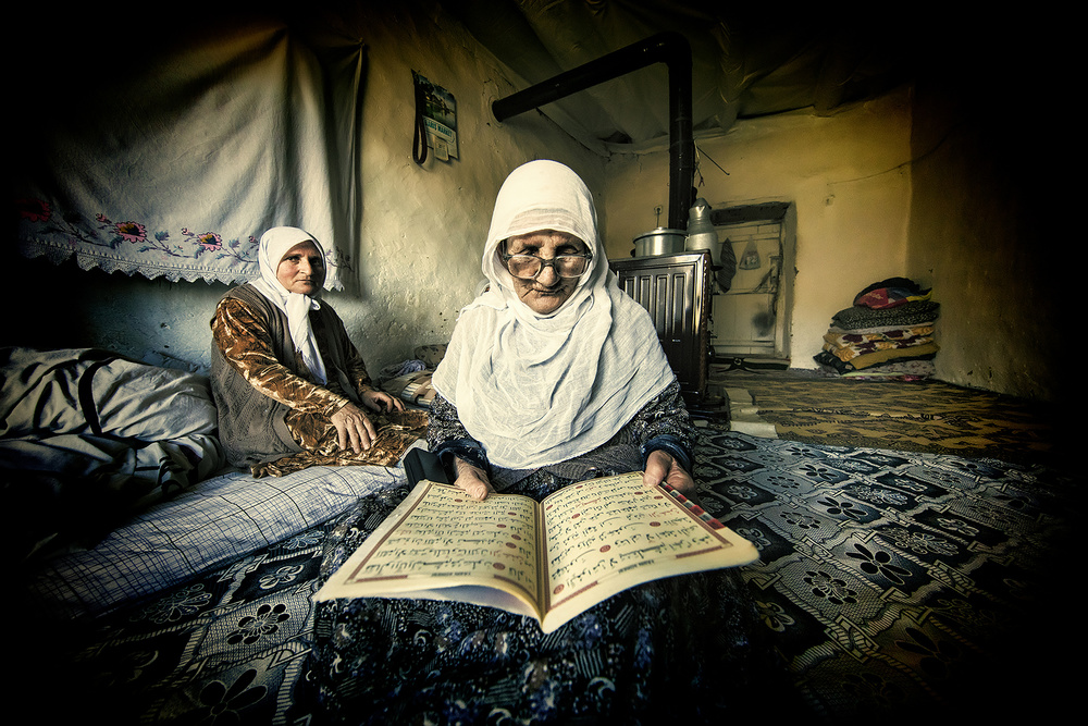Die alte Frau liest den Koran. von Mehmet Çetin