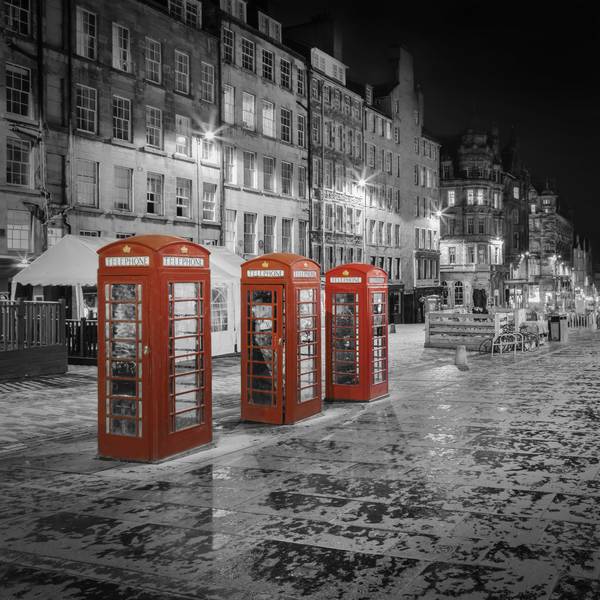 Rote Telefonzellen auf der Royal Mile in Edinburgh - Colorkey von Melanie Viola