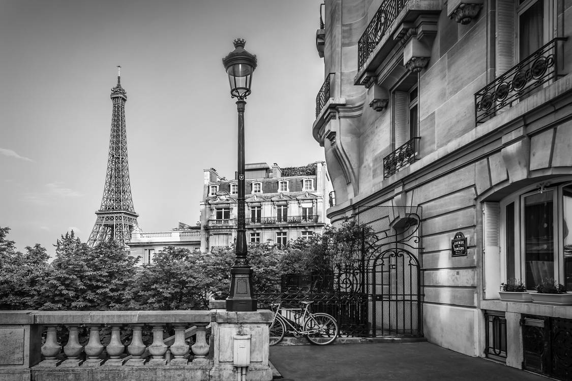 Straßenszene mit Pariser Charme | Eiffelturm Monochrom von Melanie Viola