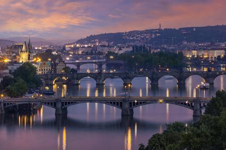 Abendlicher Blick über die Moldaubrücken in Prag