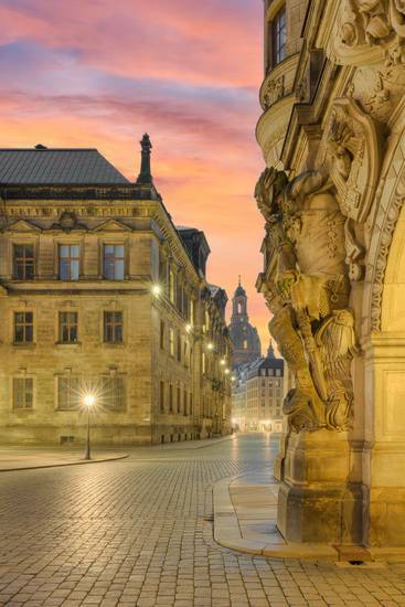 Blick vom Georgentor entlang der Augustusstraße zur Frauenkirche in Dresden am Morgen