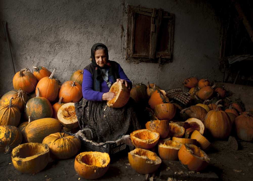 Lady with pumpkins von Mihnea Turcu