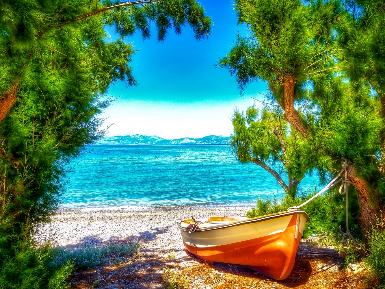 Boot am Strand in Peloponnes, Griechenland. von Miro May