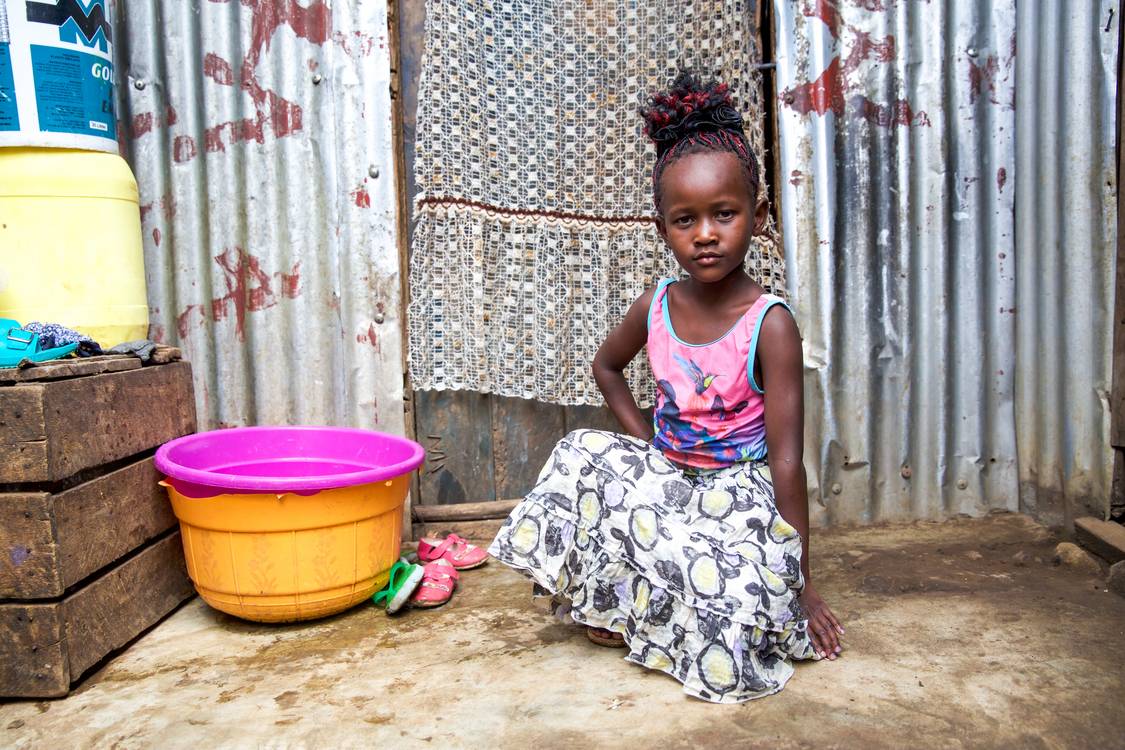 Kleine Lady, Portrait Mädchen in Nairobi, Kenia, Kenya von Miro May