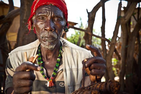 Porträt alter Mann aus dem Hamer Stamm in Omo Valley, Äthiopien, Afrika von Miro May