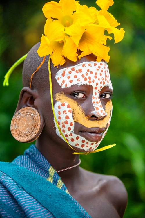 Porträt Frau mit Blume aus dem Suri / Surma Stamm in Omo Valley, Äthiopien, Afrika von Miro May