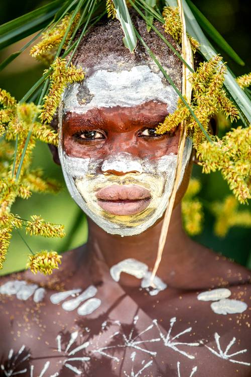 Porträt Junge aus dem Suri / Surma Stamm in Omo Valley, Äthiopien, Afrika von Miro May