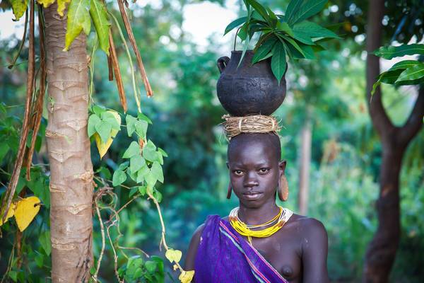Porträt junge Frau im Garten, Suri / Surma Stamm, Omo Valley Äthiopien, Afrika von Miro May