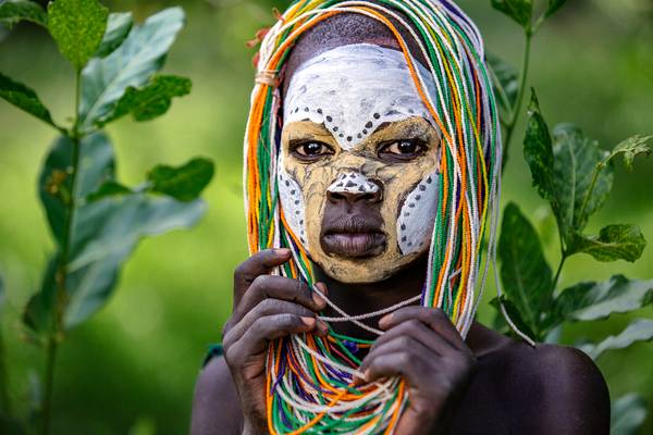 Porträt junges Mädchen aus dem Suri / Surma Stamm in Omo Valley, Äthiopien, Afrika von Miro May