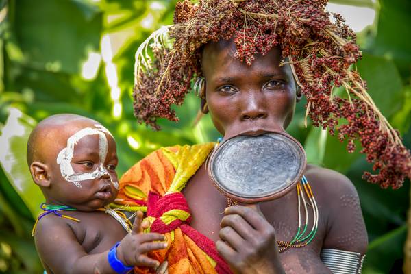 Porträt Mutter und Baby aus dem Suri / Surma Stamm in Ono Valley, Äthiopien, Afrika von Miro May