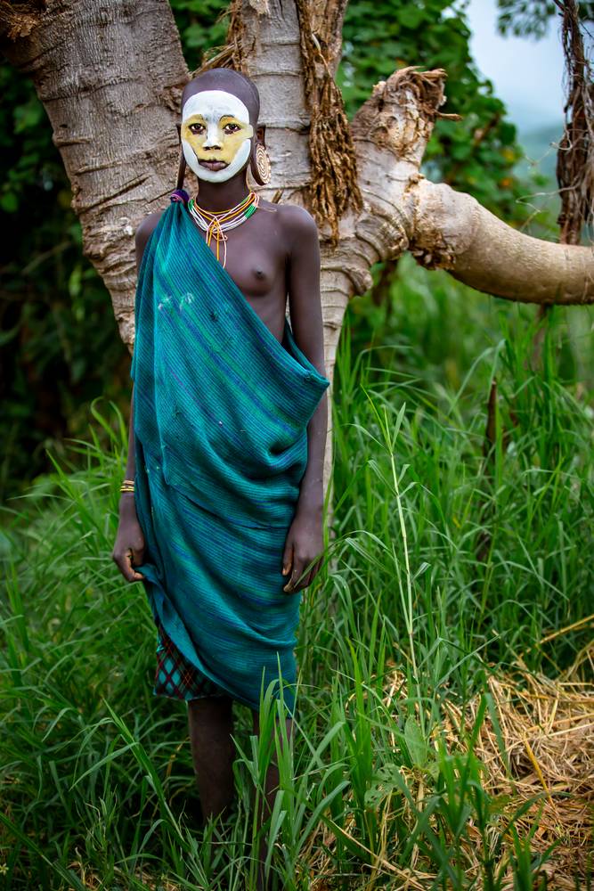 Portrait in der Natur, Omo Valley, Äthiopien, Afrika von Miro May