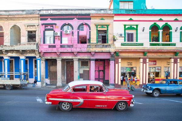 Red Oldtimer in Old Havana, Cuba. Street in Havanna, Kuba, von Miro May