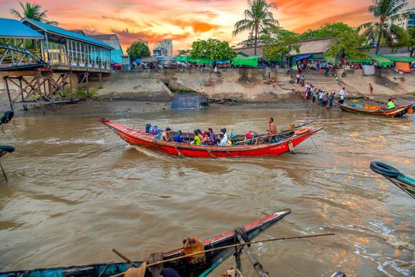 Sonnenuntergang am Fluss, Boote mit Menschen in Yangon, Myanmar, Burma von Miro May