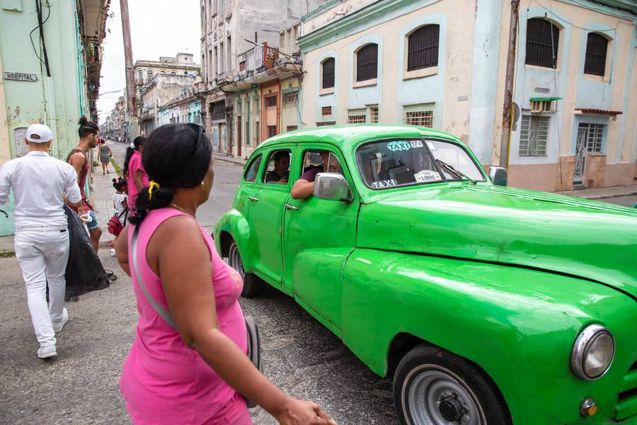 Street crossing in Havanna, Kuba. von Miro May