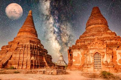 Bagan, Myanmar in Space, Tempel, Himmel und Mond  2020