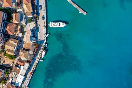 Boot im Port von Sivota. Insel Lefkada in Griechenland. Mediterran 2021