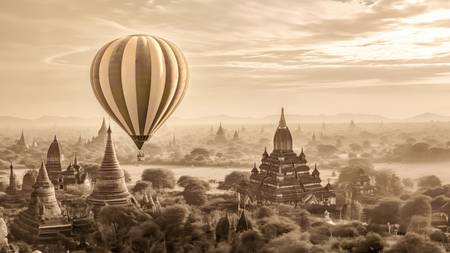Heissluftballon über buddhistischen Tempeln in Bagan, Myanmar, Burma 2024