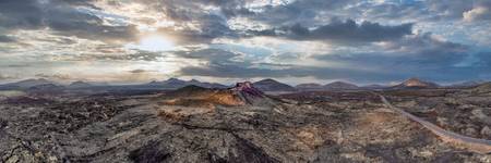 Panorama, Sonnenuntergang am Vulkan in Lanzarote, Kanarische Inseln, Spanien 2021