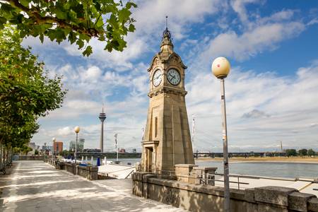 Pegeluhr auf der Rheinpromenade in Düsseldorf 2020