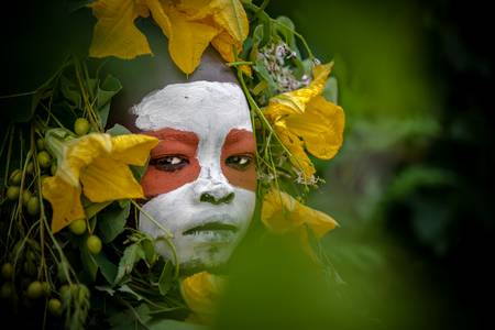 Porträt Mädchen aus dem Suri / Surma Stamm mit Blumen, Omo Valley, Äthiopien, Afrika 2016