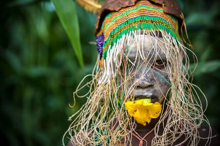 Porträt Mädchen mit Blume, Suri / Surma Stamm in Äthiopien, Omo Valley, Afrika 2016