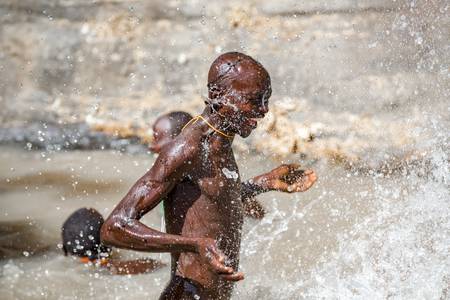 Porträt Männer im Fluss, Suri / Surma Stamm in Omo Valley, Äthiopien. Afrika 2016