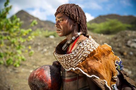 Porträt verheiratete Frau aus dem Hamer Stamm in Omo Valley, Äthiopien, Afrika 2016