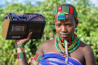Portrait Frau, Musik in Omo Valley, Äthiopien, Afrika 2016