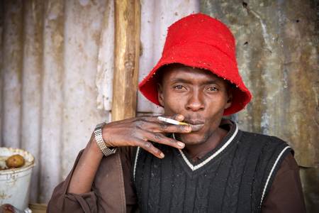 Zigarettenraucher in Nairobi, Kenia, Portrait Mann Kenya 2019