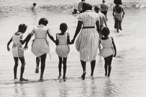 Mother and 4 Daughters Entering Water at Coney Island, Untitled 37 von Nat Herz