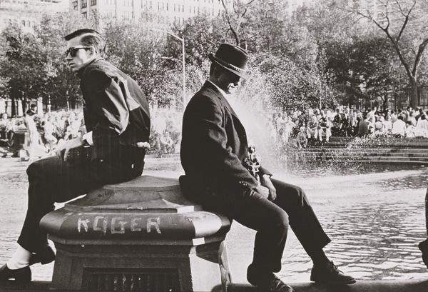 Two Men Sitting Back to Back Near Washington Square Park Fountain, Untitled 9 von Nat Herz