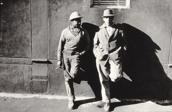 Two Workmen Against a Building, New York City, Untitled 43 von Nat Herz