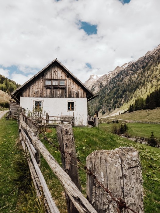 Österreich Landschaft mit traditionellem Haus von Laura Nenz