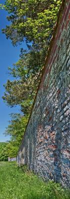 Alte Mauer in hochformatigem Weitwinkel von Nikolai Klassen