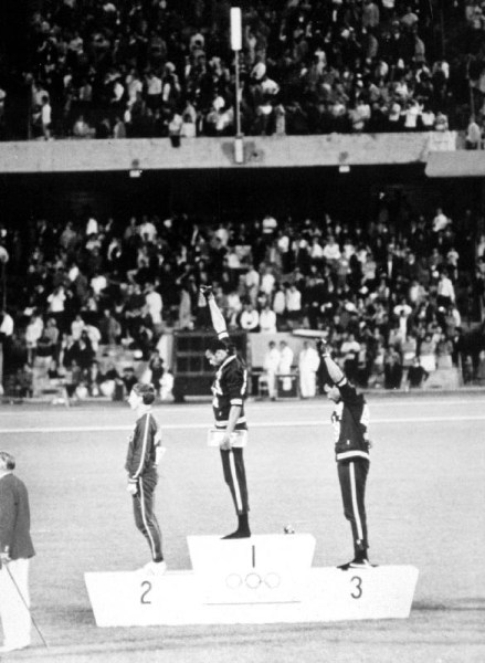 1968 Olympic Games. Mexiko City. Mens 200 m. TOMMIE SMITH, USA, Gold, and J. CARLOS, Bronze, in Blac von 