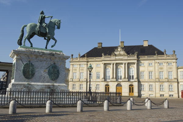 Amalienborg Palace and Square with the equestrian statue of King Frederick V (1723-66) (photo)  von 