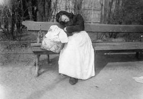 Aeltere Frau auf Berl.Parkbank schlafend