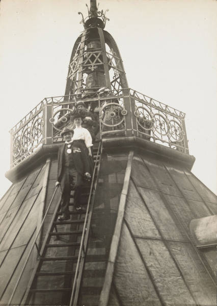 Besucher auf Turmspitze Rotes Rathaus von 