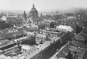 Blick vom Rathausturm nach Nordwesten auf den Dom und die Spandauer Straße 1910