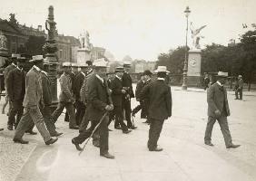 Berlin,jap.Studenten an der Schlossbruecke