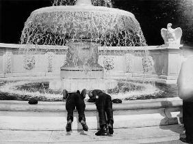 Brandenburger Tor,2 Jungen fischen/Foto