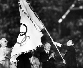 Closing ceremony of Olympic Games in Los Angeles: Mayor of Seoul, Bo Hyun Yum, with olympic flag, an 1984 