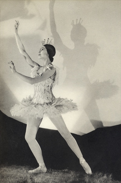 Dame Margot Fonteyn de Arias, from ''Footnotes to the Ballet'', published 1938 (b/w photo)  von 